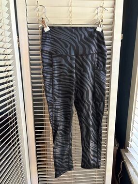 High-Waist Zebra Print Leggings - Iridescent stripes Size XS